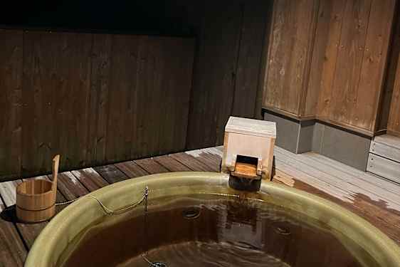Onsen-badekar med vand fra varme kilder