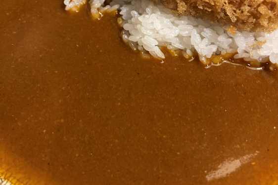 Japansk karry med tonkatsu (friteret svinekotelet)