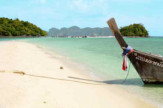 Båd på stranden på Krabi, Thailnd