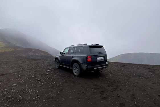 Sort jeep i tågen