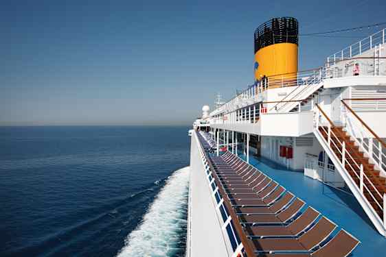 Krydstogtskib og horisontlinje