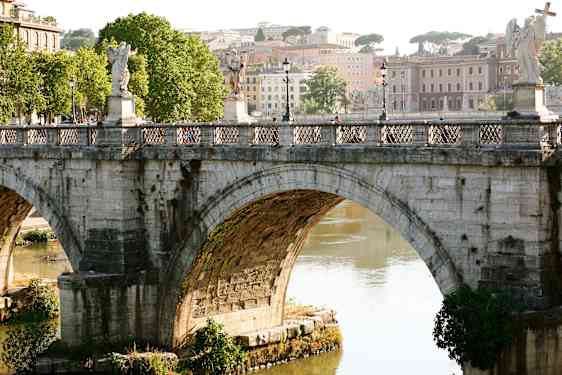Solbeskinnet bro i Rom