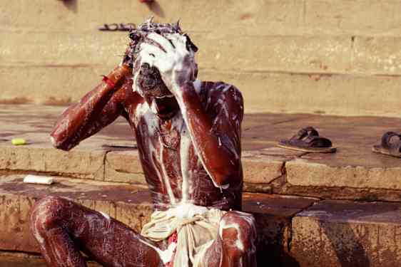 Mand bader i det hellige vand