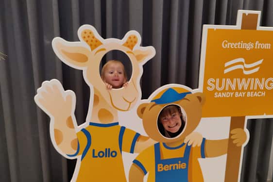 Mor og datter kigger ud gennem Lollo & Bernie-papfigur