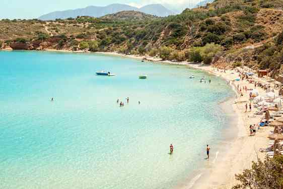 sandstrand med turkisblåt hav
