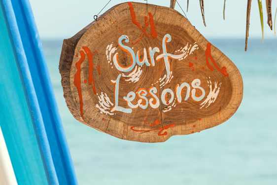 Skilt til surfudlejning