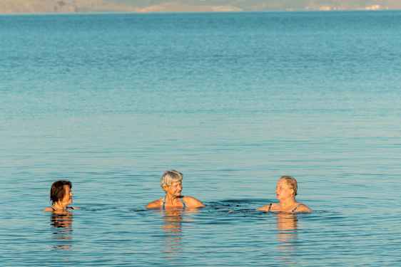 3 kvinder bader i havet
