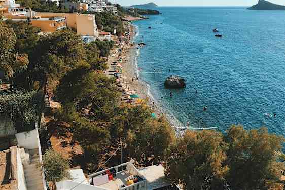 Stranden udenfor hotellet Elana Apartments