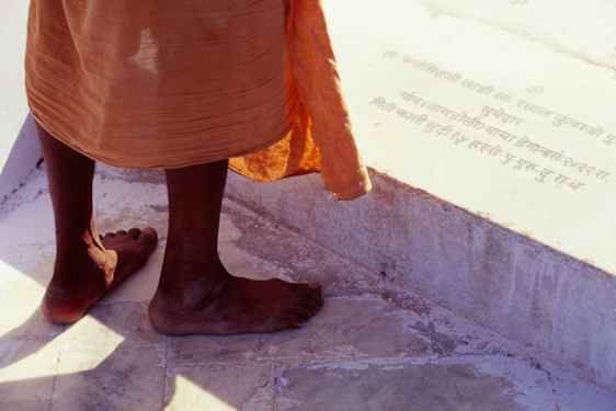 Fødder på trappe med inskription