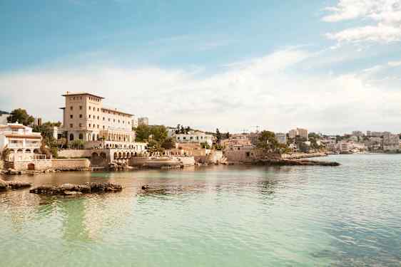 Bygninger og hav ved Illetas