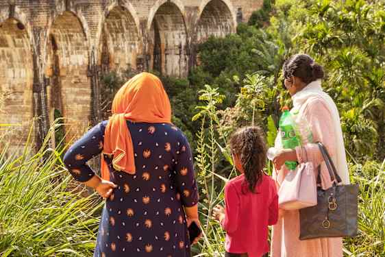 Lokale betragter turister på bro