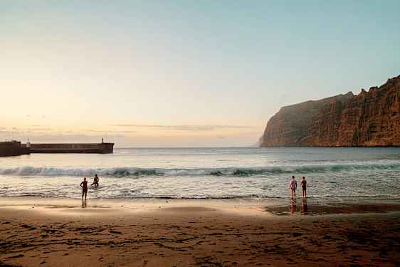 Strand på Tenerife med Los Gigantes i baggrunden