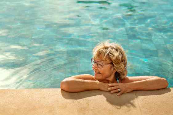 Kvinde slapper af i poolen