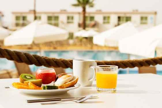 Morgenmad ved poolen