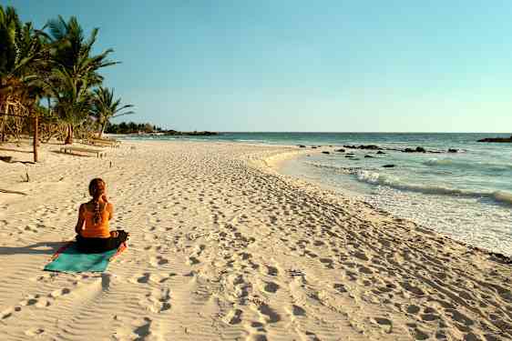 pige på strand i mexico