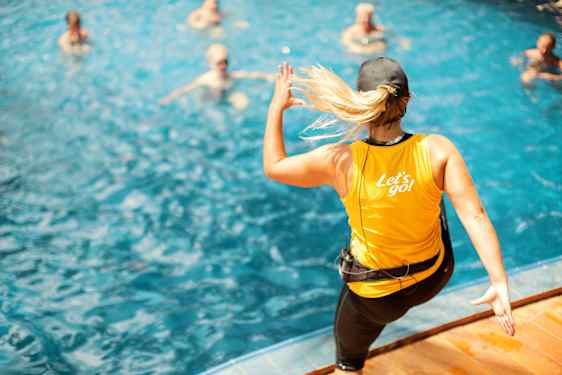 Träning i poolen på våra familjehotell