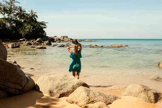 Kvinde på strand i Thailand