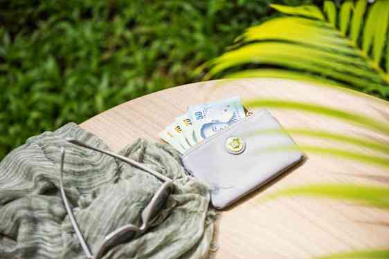 Thailandske baht og solbriller