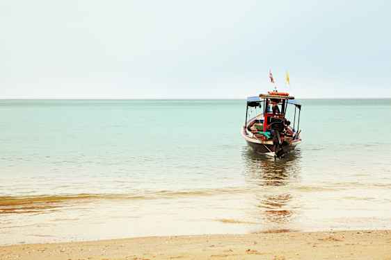 Båd i vandet ved phuket