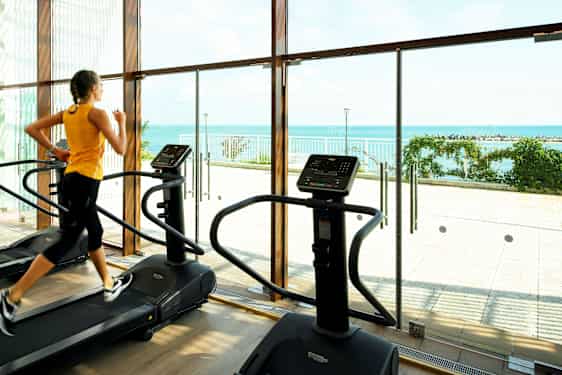 Ung mand træner i motionsrummet