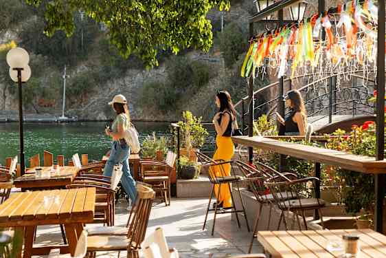 Havnepromenade med restauranter i Agios Nikolaos