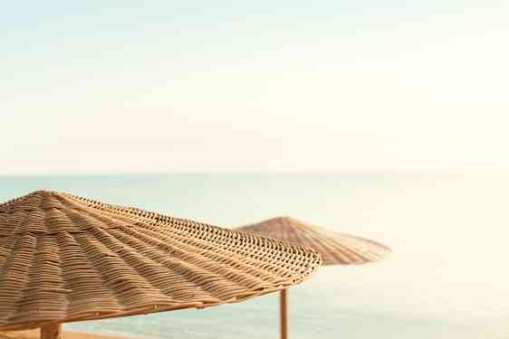 Parasoller på en strand på Kreta