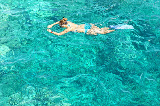 Kvinde snorkler i Egypten