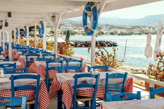 Taverna ved havet i Grækenland