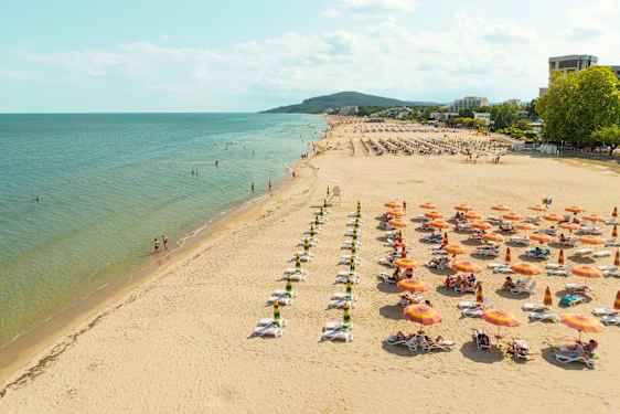 strand med solstole i bulgarien