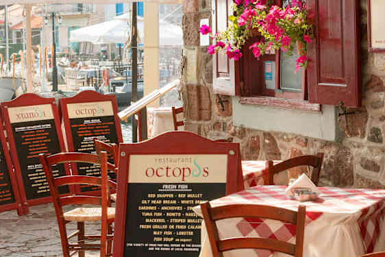 Restaurant i hyggelig gade på Lesbos