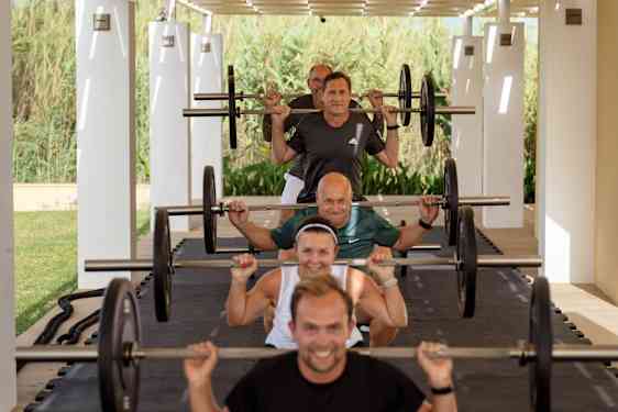 Personer med vægtstænger til en træning