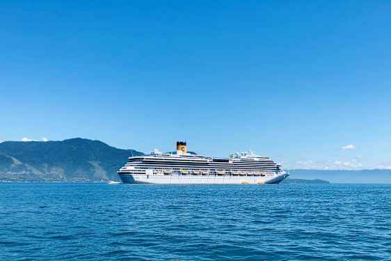 Krydstogtskib på havet