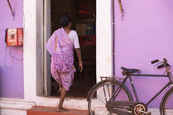 Kvinde i farverig sari