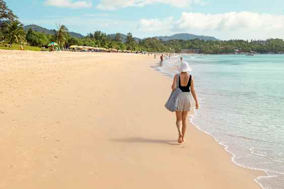 Kvinde på stranden i Phuket