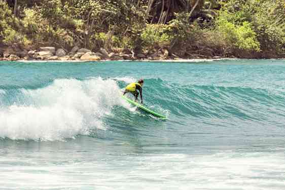 surfer rider på bølge