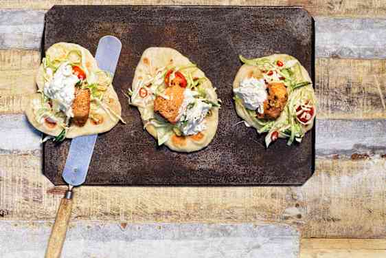 Tandoorilaks i pitabrød med papayasalat