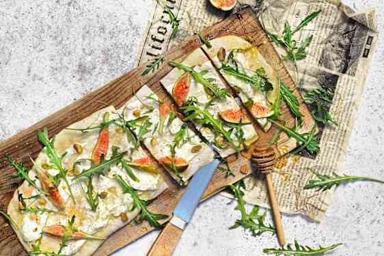 Yoghurtfladbrød med figner og rucola