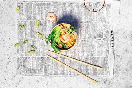 Nudelsuppe med rejer, friteret tofu og grønt