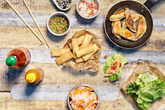 Dumplings og forårsruller med dip og pickles