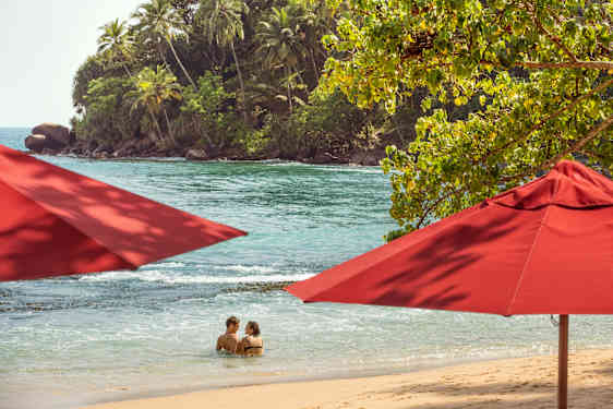 røde parasoller på stranden