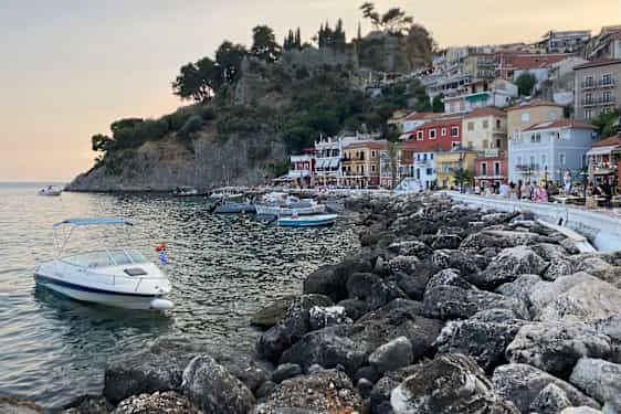 Parga by om aftenen