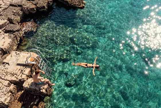 Kvinde bader i havet i Kroatien