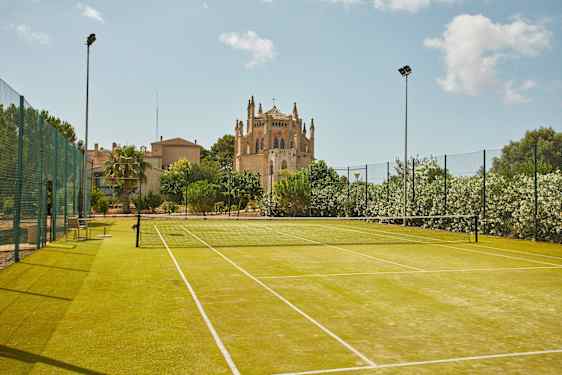 Tjejer spelar tennis. Bild från Casa Leon.