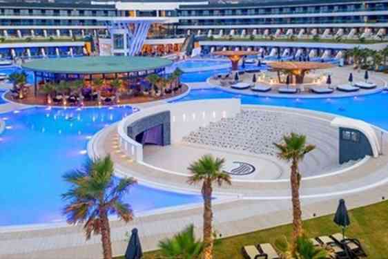 Poolområdet på Lyttos Mare om aftenen