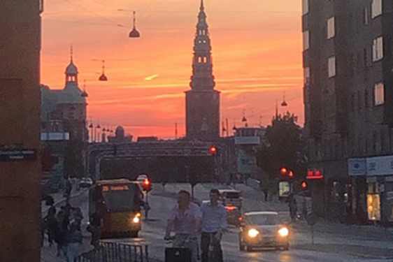 Cyklister i solnedgangen