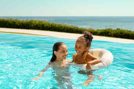 To piger leger i poolen på familiehotellet