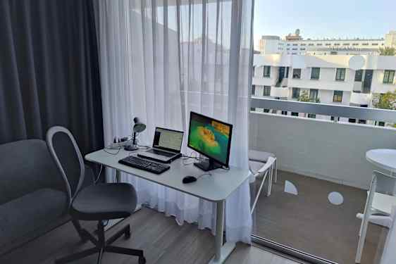 Skrivebord med computer på hotelværelset