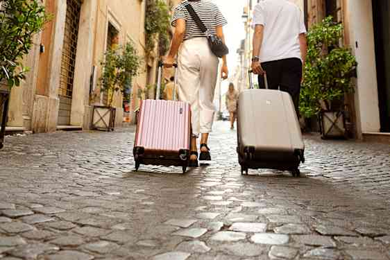 Par med to kufferter