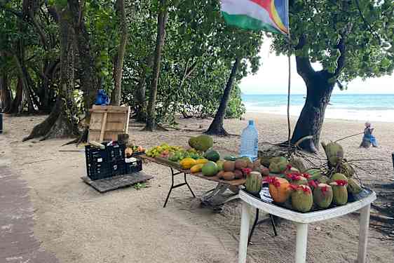 Frugtbod ved Beau Vallon