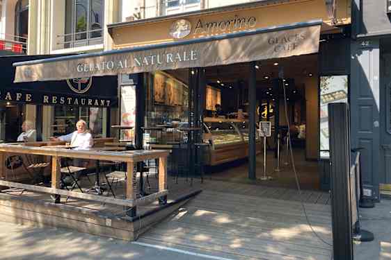 Isbutik i Paris med markise